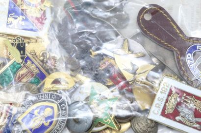 Lot de pucelles régimentaires, Médaille de...