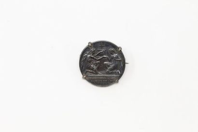 Jeton de mariage en argent monté en broche...