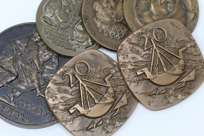 Ensemble de six médailles en bronze :

Le...