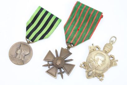 Lot de trois médailles comprenant : 

- une...
