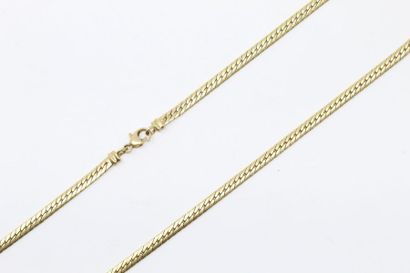 Collier en or jaune 18k (750) à maille anglaise.

Tour...