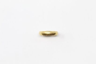 Alliance en or jaune 18k (750). Non gravée.

Tour...