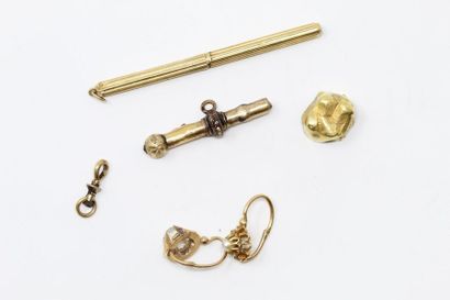 Deux boucles d'oreilles orphelines en or...