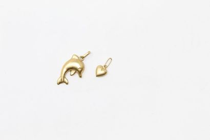 Deux pendentifs en or jaune 18k (750), l'un...