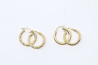 Deux paires de créoles (diam. : 2 cm) en...