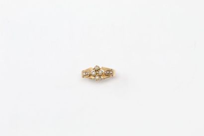Bague en or jaune 18k (750),parée de petites...