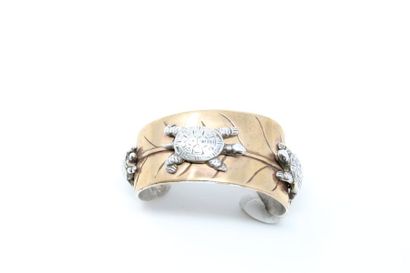 Bracelet rigide en laiton stylisant une feuille...