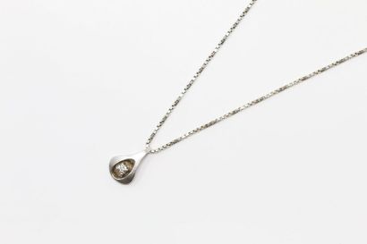 Pendentif en or gris 18k (750) serti d'un...