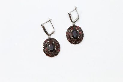 Paire de pendants d'oreilles en argent ornés...