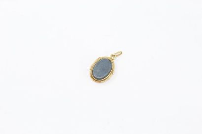 Médaillon ovale en or jaune 18K (750) et...