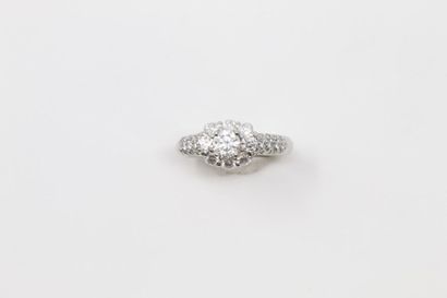 Bague en platine ornée d'un diamant taillé...