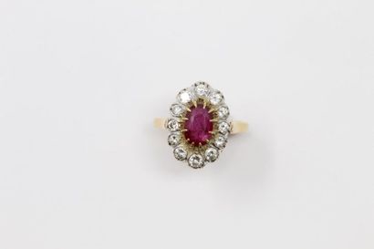 Bague en or jaune 18K (750) et platine, ornée...