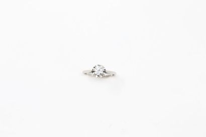 Bague en platine ornée d'un diamant demi-taille...