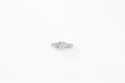 Bague en or gris 18K (750) ornée d'un diamant...