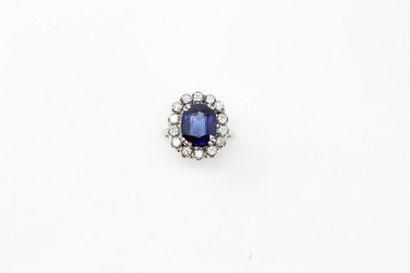 Bague en or gris 18K (750) et platine ornée...