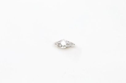 Bague en platine ornée d'un diamant taillé...