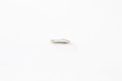 Bague en or gris 18K (750) à sections carrées...