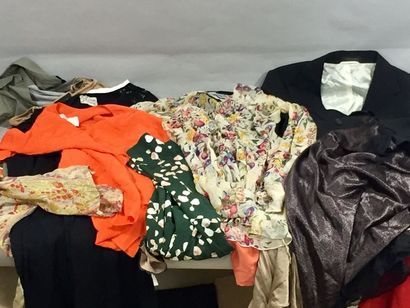 Lot de vêtements divers T 38/40 dont robes,...