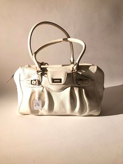 Salvatore FERRAGAMO

Sac 29cm en veau grainé...