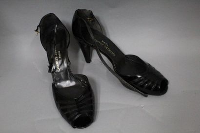 Paire d'escarpins noirs à talons. 

Par CHARLES...
