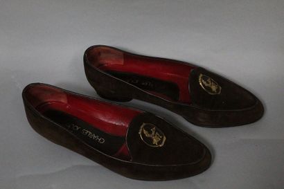 Paire de chaussures à talons plats en daim...