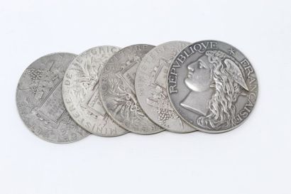 Ensemble de cinq médailles en argent :

Quatre...