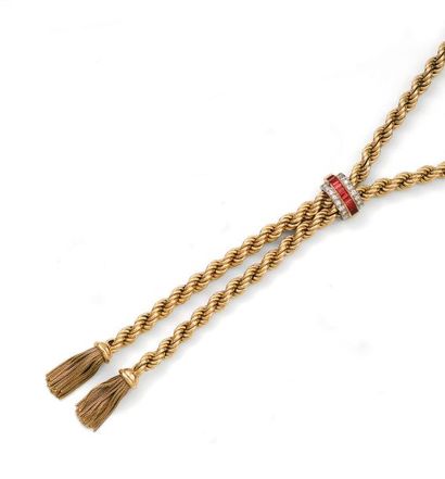Long collier en or jaune torsadé à deux pompons...