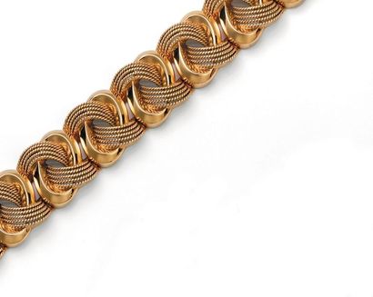 Bracelet articulé en or jaune à décor entrelacs....