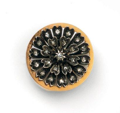 Petite broche rosace en or et argent sertie...