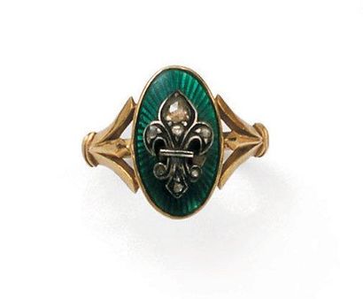 Bague ovale en or jaune orné d'une fleur...
