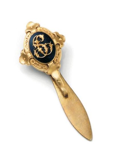 Petite chatelaîne ovale en or jaune monogrammée...