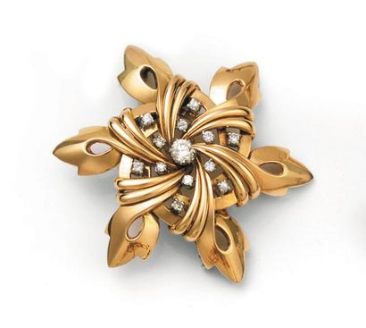 Broche rosace en or jaune et platine formant...