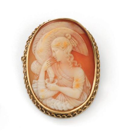 Broche ornée d'un camée coquille représentant...