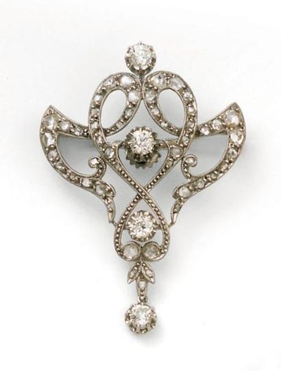 Broche entrelacs en platine sertie de diamants...