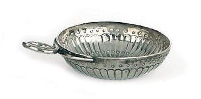 Tasse à vin en argent godronné, chiffré 