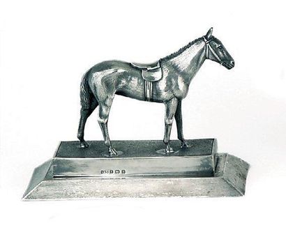 Statuette figurant un cheval sellé en argent...