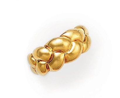 Bague jonc à décor de tresse en or jaune....