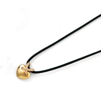 Coeur pendentif en or jaune, les attaches...