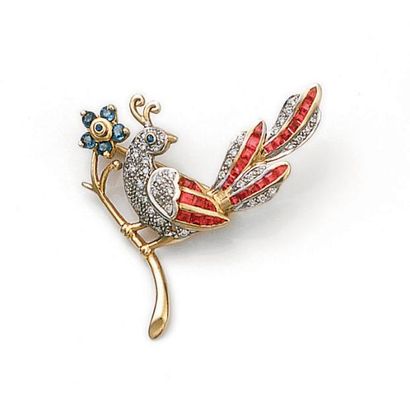 Petite broche oiseau en or sertie de diamants...