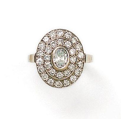 Bague en platine et or gris sertie d'un diamant...