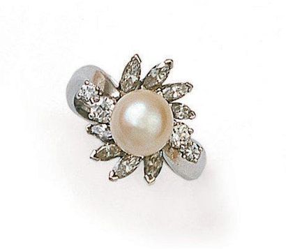 Bague en or gris ornée d'une perle de culture...