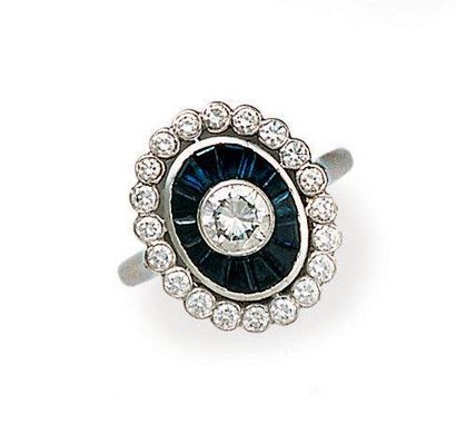 Bague ovale, en platine, sertie d'un brillant...