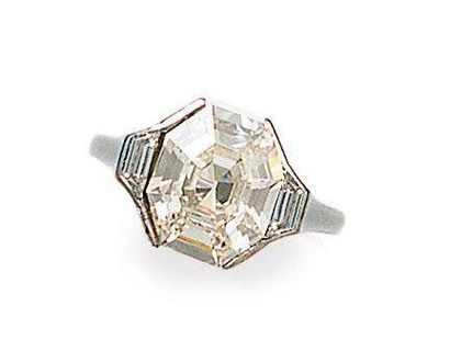 Bague en platine sertie d'un diamant rectangulaire...