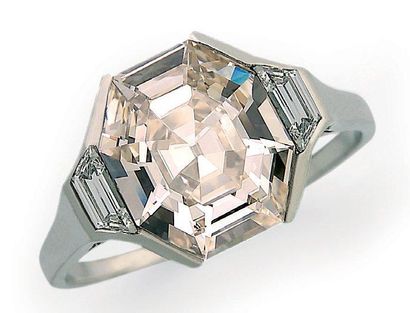 Bague en platine sertie d'un diamant rectangulaire...
