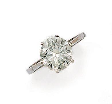 Bague en or gris serti d'un diamant de taille...