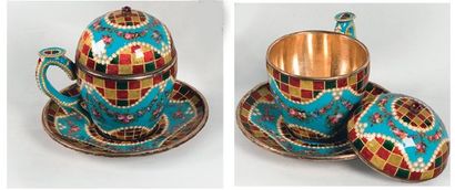 PAIRE DE TASSES COUVERTES ET LEURS SOUCOUPES...
