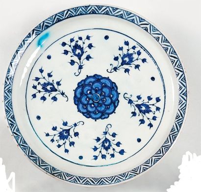 PLAT BLEU ET BLANC Petit plat à rebord légèrement...