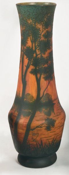 DAUM Grand vase balustre en verre marmoréen...