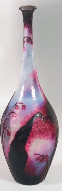 DAUM Vase ovoïde à haut et fin col en verre...