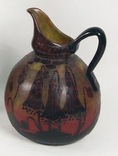 LE VERRE FRANÇAIS
Broc en verre marmoréen...